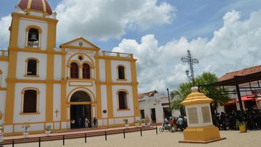 En plazas e iglesias coloniales, grupos musicales de distintos lugares de Colombia animaron desde temprano a momposinos y turistas.