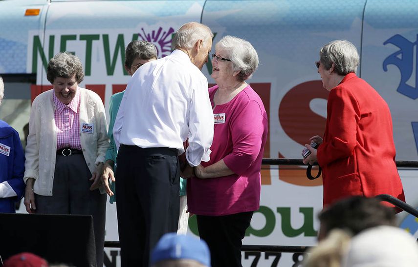 En esta fotografía de archivo del 17 de septiembre de 2014, el vicepresidente estadounidense Joe Biden habla con una monja católica en Des Moines, Iowa. (Foto AP)