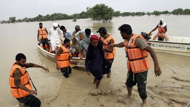 Soldados del ejército evacúan a personas de un área afectada por inundaciones el sábado 27 de agosto de 2022, en Rajanpur, distrito de Punjab, Pakistán.&nbsp;