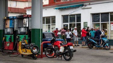 Conductores y motociclistas hacen cola para llenar sus tanques en una gasolinera en La Habana, el 9 de enero de 2024, un día después de que el régimen cubano anunciara un aumento del 500% en los precios del combustible a partir de febrero.