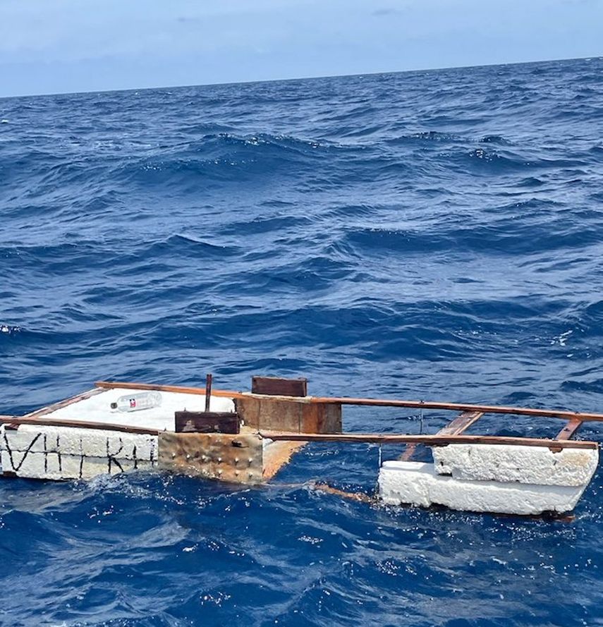 La precaria balsa que la Guardia Costera encontró el sábado 29 de agosto en costas de Key Biscayne.&nbsp;