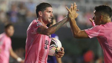 Rodrigo De Paul #7 y Luis Suárez del Inter Miami CF celebran tras anotar el primer gol de su equipo durante el partido de la Fase Uno de la Leagues Cup entre el Inter Miami CF y los Pumas de la UNAM en el Chase Stadium el 6 de agosto de 2025 en Fort Lauderdale, Florida.&nbsp;