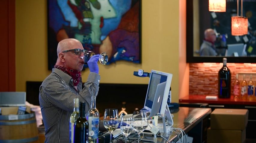 Stuart Ake, en&oacute;logo en Wine Foundry,&nbsp;participa en una&nbsp;cata virtual de vinos en el valle de Napa, California.