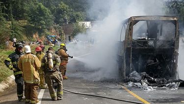 Reportes de la Policía afirman que los estudiantes habían retenido seis vehículos, de los que presuntamente incendiaron dos