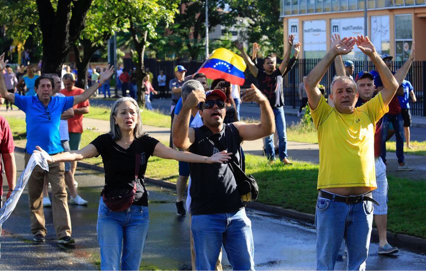 En Carabobo, las personas comenzaron a pedir a los transeúntes que  se sumaran a respaldar al grupo de valientes que cometió el ataque contra el régimen de Maduro
