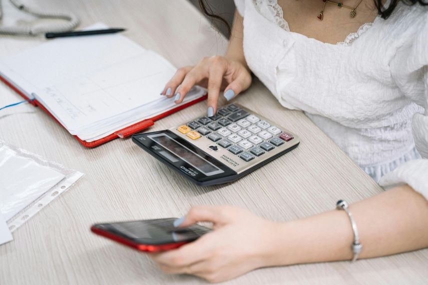 Mujer saca cuentas en una calculadora