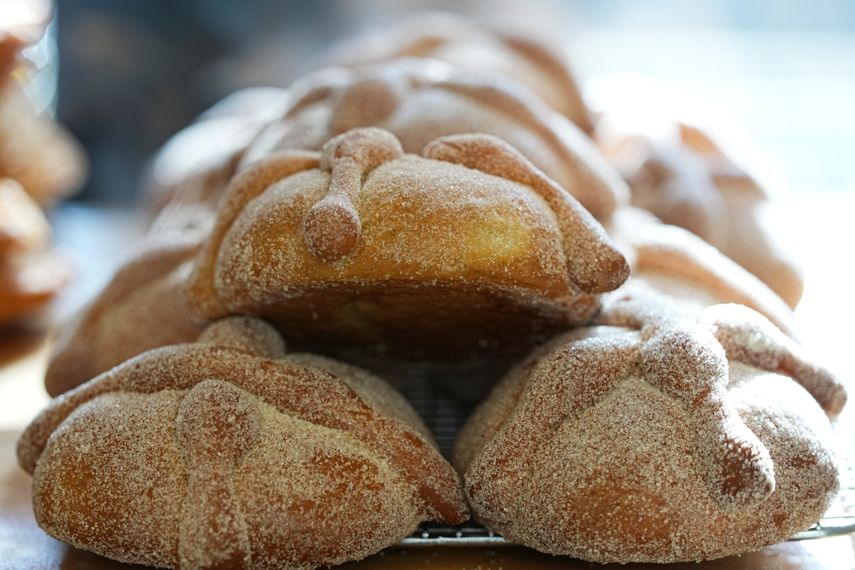 Tradicional pan de muerto del Día de Muertos de México, expuesto a la venta en una panadería en el barrio de San Rafael de Ciudad de México, el jueves 17 de octubre de 2024.