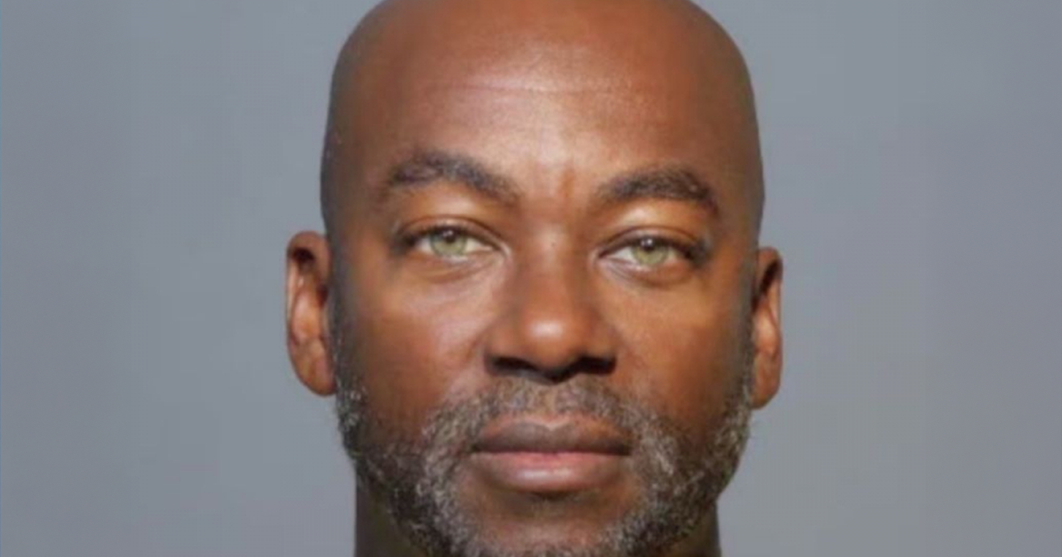 Triple engaño en Florida, hombre es arrestado por mantener tres matrimonios al mismo tiempo