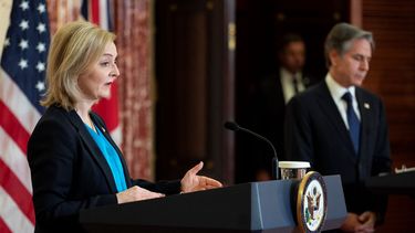 La ministra británica de Relaciones Exteriores, Liz Truss y el secretario de Estado, Antony Blinken.