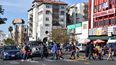 Un grupo de hispanos cruza una calle en la zona de la pequeña Centroamérica en Los Ángeles
