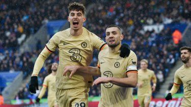Mateo Kovacic del Chelsea es felicitado por su compañero Kai Havertz tras anotar el tercer gol de su equipo en el encuentro ante el Leicester en la Liga Premier el sábado 11 de mazo del 2023.&nbsp;