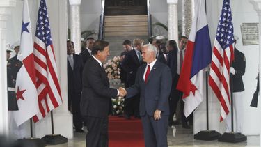 Mike Pence junto al&nbsp;presidente de Panamá Juan Carlos Varela