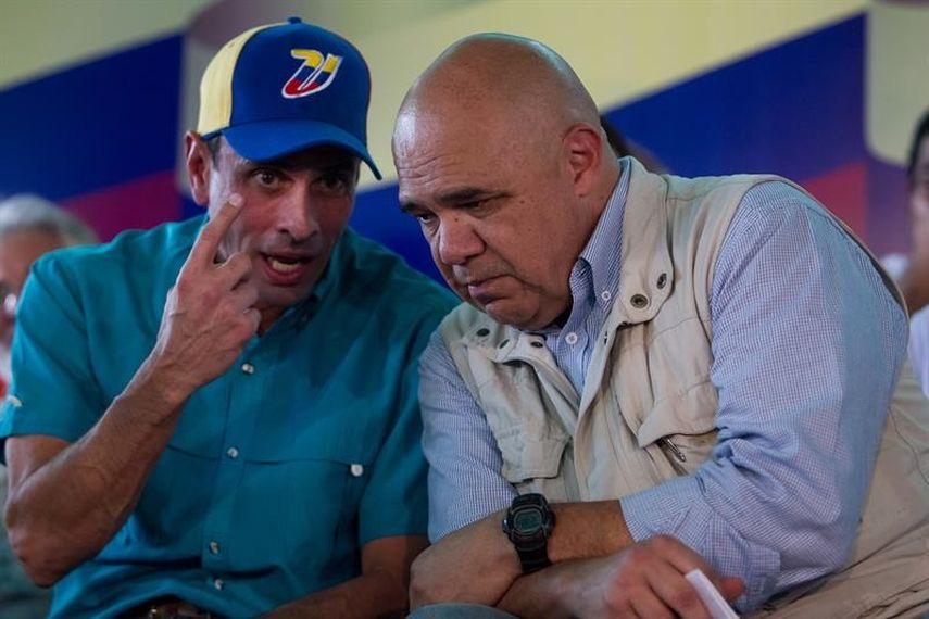El secretario ejecutivo de la MUD, Jesús Torrealba y el excandidato presidencial y gobernador de Miranda, Henrique Capriles (EFE)