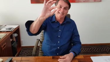 El presidente Jair Bolsonaro muestra el momento cuado se toma una pastilla.&nbsp;