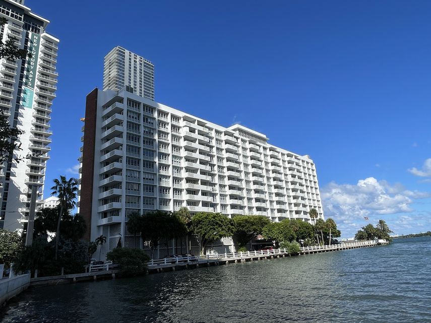 Biscayne 21, ubicado en 2121 N. Bayshore Drive, Miami.