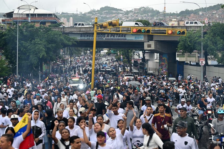 El lunes estallaron protestas en algunas zonas de Caracas contra el fraude electoral del dictador Nicolás Maduro. El lunes estallaron protestas en algunas zonas de Caracas contra el fraude electoral del dictador Nicolás Maduro.