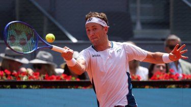 El noruego Casper Ruud devuelve un golpe de derecha al ruso Daniil Medvedev durante su partido de octavos de final del Abierto de Madrid 2025 en la Caja Mágica de Madrid, el 1 de mayo de 2025.&nbsp;