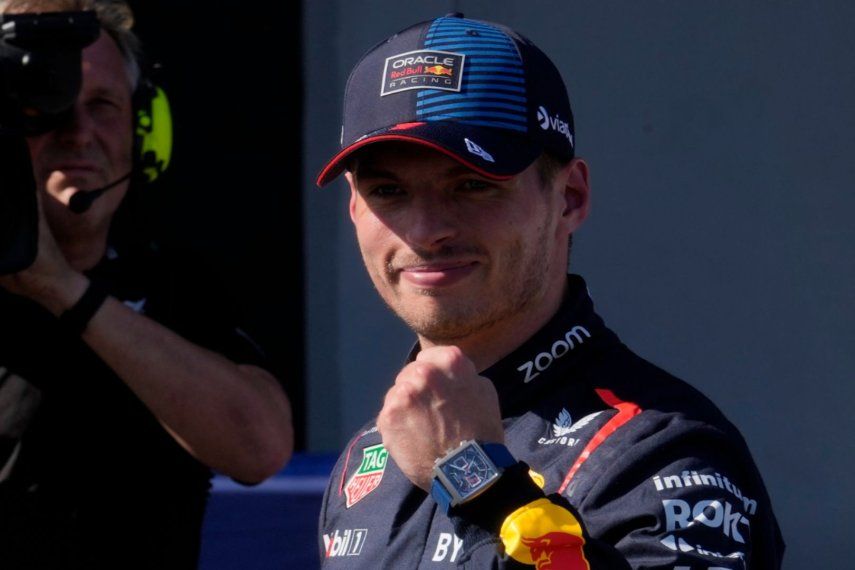 El piloto de Red Bull Max Verstappen celebra tras asegurar que saldrá en la primera posición en el Gran Premio de Italia en la pista de Imola el sábado 18 de mayo del 2024.&nbsp;