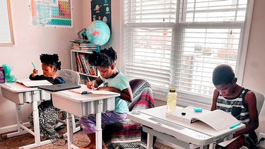 Drew (izq), Zion (centro) y Ahmad Waller estudiando en su casa de Raleigh, Carolina del Norte.&nbsp;