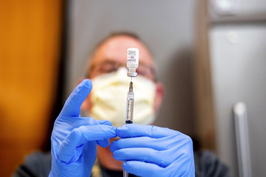 En esta imagen de archivo, tomada el 12 de enero de 2021, un farmacéutico saca suero salino mientras prepara una dosis de la vacuna de Pfizer-BioNTech para el COVID-19, en Sacramento, California.&nbsp;