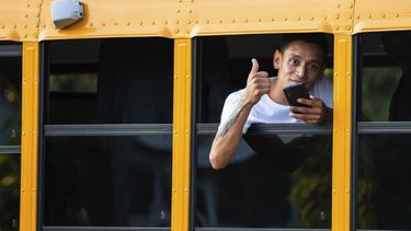 Decenas de migrantes llegan en autobuses a Filadelfia desde Texas