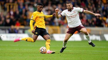 Nelson Semedo del Wolverhampton pelea por el balón con Mateo Kovacic del Manchester City en el encuentro de la Liga Premier, el sábado 30 de septiembre del 2023.