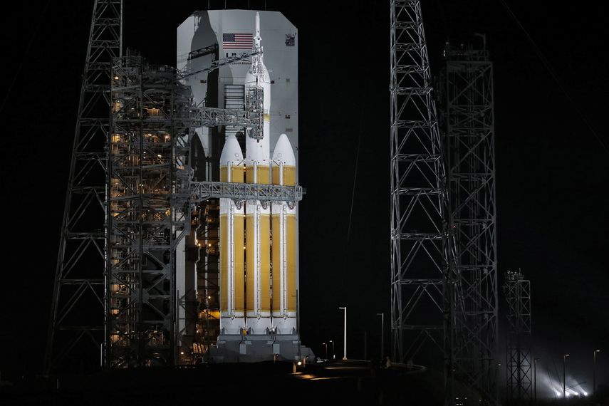 Una estructura de servicio es retirada de la nave espacial Orion de la NASA la madrugada del jueves 4 de diciembre de 2014, en Cabo Cañaveral, Florida. (Foto AP/Chris OMeara)
