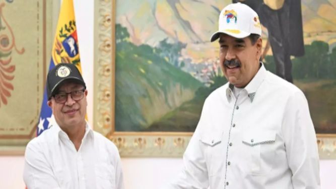El presidente de Colombia, Gustavo Petro (izq.), le da la mano a su par Nicolás Maduro, de Venezuela, durante visita oficial al Palacio de Miraflores, en Caracas, el 9 de abril de 2024.