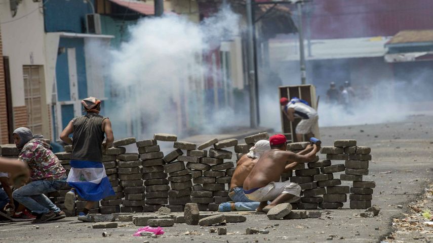 Manifestantes se enfrentan con policías durante una protesta contra el gobierno de Daniel Ortega en la ciudad de Masaya, Nicaragua