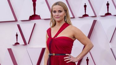 La actriz y productora de cine estadounidense Reese Witherspoon opta por un traje en color rojo para la 93 entrega de los premios de la Academia.&nbsp;