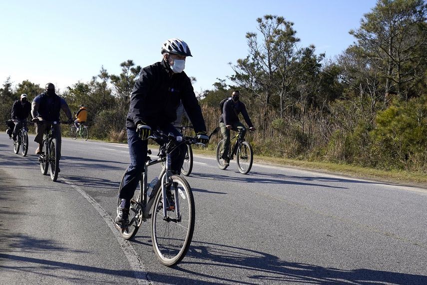 &nbsp;En esta fotografía del 14 de noviembre de 2020, el presidente electo Joe Biden recorre en bicicleta el parque estatal Cape Henlopen en Lewes, Delaware.&nbsp;