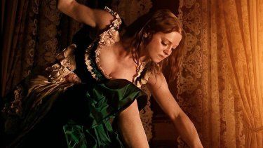 Póster promocional del filme La hermanastra fea, de la directora noruega Emilie Blichfeldt.&nbsp;