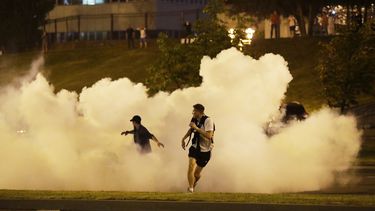 Manifestantes corren en medio del humo durante una protesta el domingo 9 de agosto de 2020 tras las elecciones presidenciales, en Minsk, Bielorrusia.&nbsp;