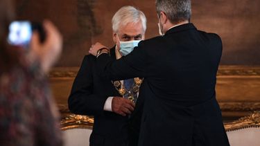 El presidente de Chile, Sebastián Piñera (izq.), Es condecorado con el cordón Francisco Solano López por el presidente de Paraguay, Mario Abdo Benítez, durante una ceremonia en el palacio presidencial en Asunción&nbsp;