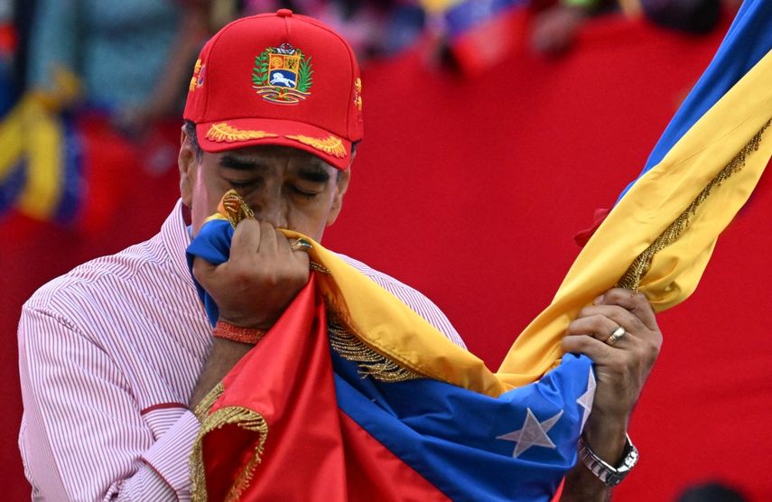 Nicolás Maduro besa la bandera de Venezuela durante un mitin en Caracas el 1 de diciembre de 2025.&nbsp;