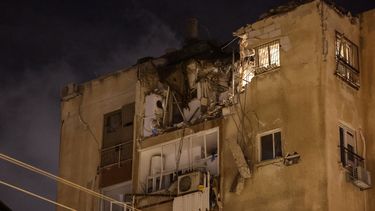 Un edificio en Tel Aviv, Israel, resulta dañado por un cohete disparado por militantes palestinos desde la Franja de Gaza el 7 de octubre de 2023.&nbsp; &nbsp;