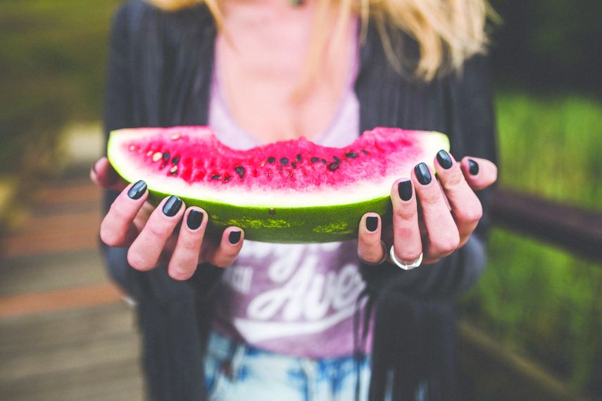 Ingerir frutas ayuda pero también hay que consumir otros alimentos saludables.