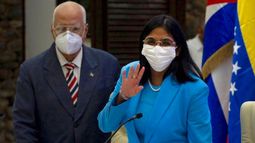 La vicepresidenta del régimen de Nicolás Maduro, Delcy Rodríguez, llega a una conferencia de prensa en La Habana, acompañada por el viceprimer ministro de Cuba, Ricardo Cabrisas. &nbsp;