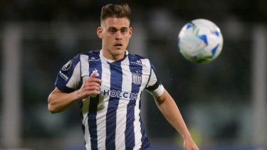 El atacante argentino Federico Girotti, en ese entonces de Talleres de Córdoba, busca el balón en un partido, el 8 de mayo de 2025.