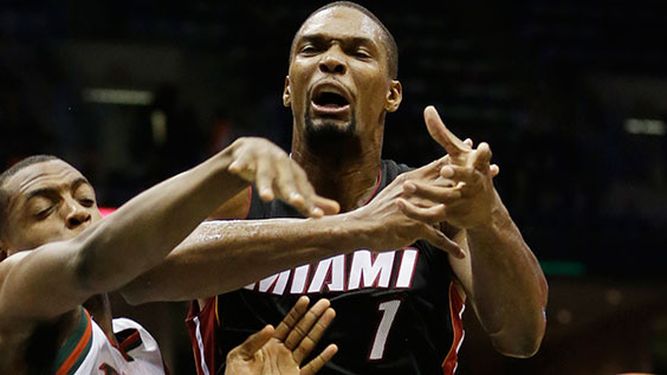 Chris Bosh anotó 21 puntos en la derrota ante Milwaukee (AP)