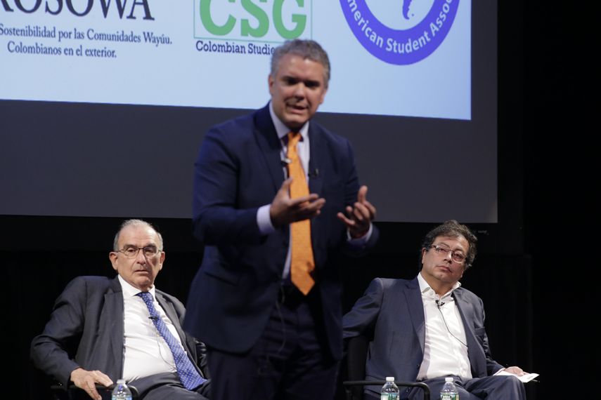 &nbsp;Los candidatos presidenciales colombianos Iván Duque (c), Humberto de la Calle (i) y Gustavo Petro (d), asisten a un foro académico.&nbsp;