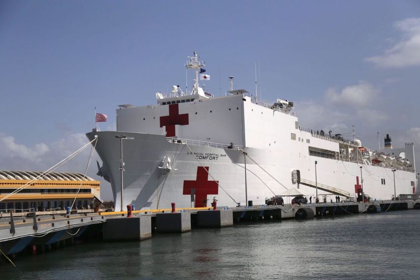 El buque USNS Comfort de EEUU, es visto en Puerto Rico, a donde llegó para atender la emergencia tras el paso del huracán María.&nbsp;