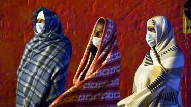 En esta imagen de archivo, tomada el 11 de mayo de 2021, migrantes, con mascarillas para ayudar a frenar el coronavirus, en el remolcador Asso Trenta que las lleva a puerto tras ser rescatadas en el mar, en Lampedusa, Italia.