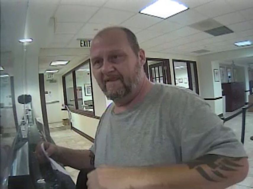 El sospechoso tendría entre 50 y 60 años de edad.&nbsp;