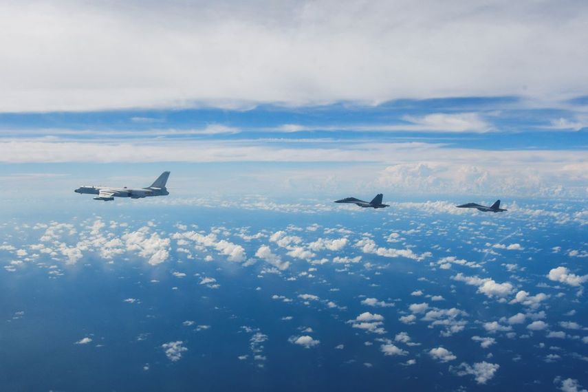 Aviones del Comando Oriental del Ejército de Liberación de China, realizan maniobras conjuntas en las inmediaciones de Taiwán el 7 de agosto de 2022.