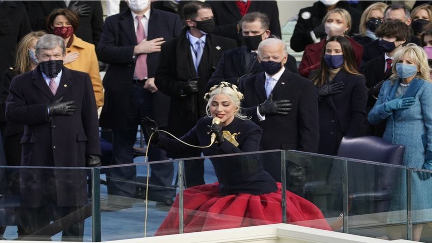 Lady Gaga entona las notas del himno nacional mientras el presidente, Joe Biden, y la primera dama, Jill Biden, observan a la artista de fama internacional.
