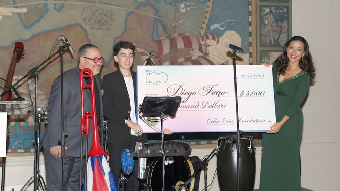 Omer Pardillo, junto al ganador de una beca para estudiar música, Diego Ferro, y Sofía Lachapelle.