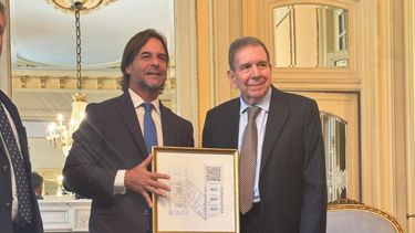 El presidente electo de Venezuela, Edmundo González Urrutia, junto a su homólogo uruguayo, Luis LaCalle Pau