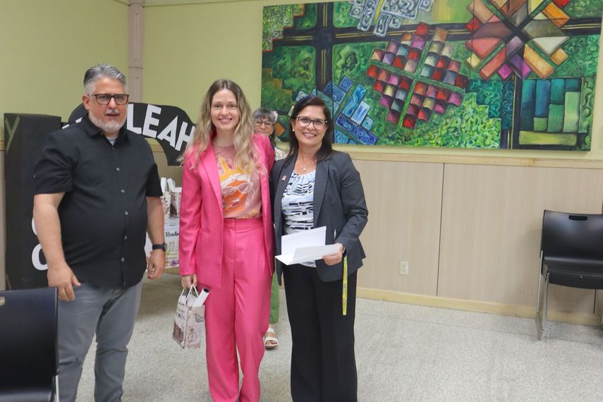 Osvaldo Gallardo, coordinador de la tertulia El caimán ante el espejo;&nbsp; Grethel Delgado, escritora y periodista; y América Soto, bibliotecaria, responsable del programa literario de adultos.