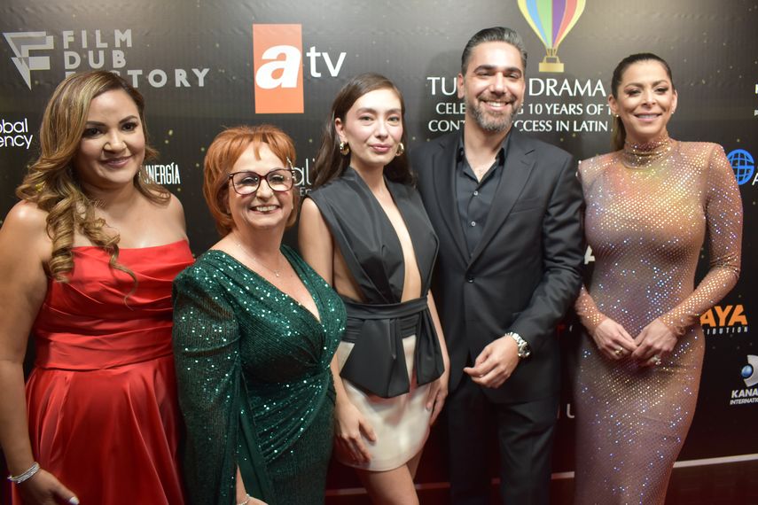 Gema López y Liliam Hernández, fundadoras de Universal Cinergía Dubbing, junto a los actores tucos Neslihan Atagül y Kadir Doulu y la presentadora Lourdes Stephen.&nbsp;